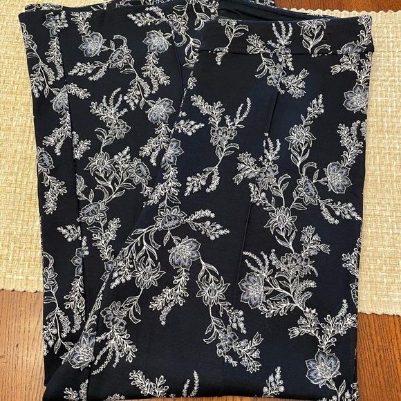 J. Jill Small Wearever Front Seam Crop Pants Navy Blue with Floral Print - Picture 9 of 11